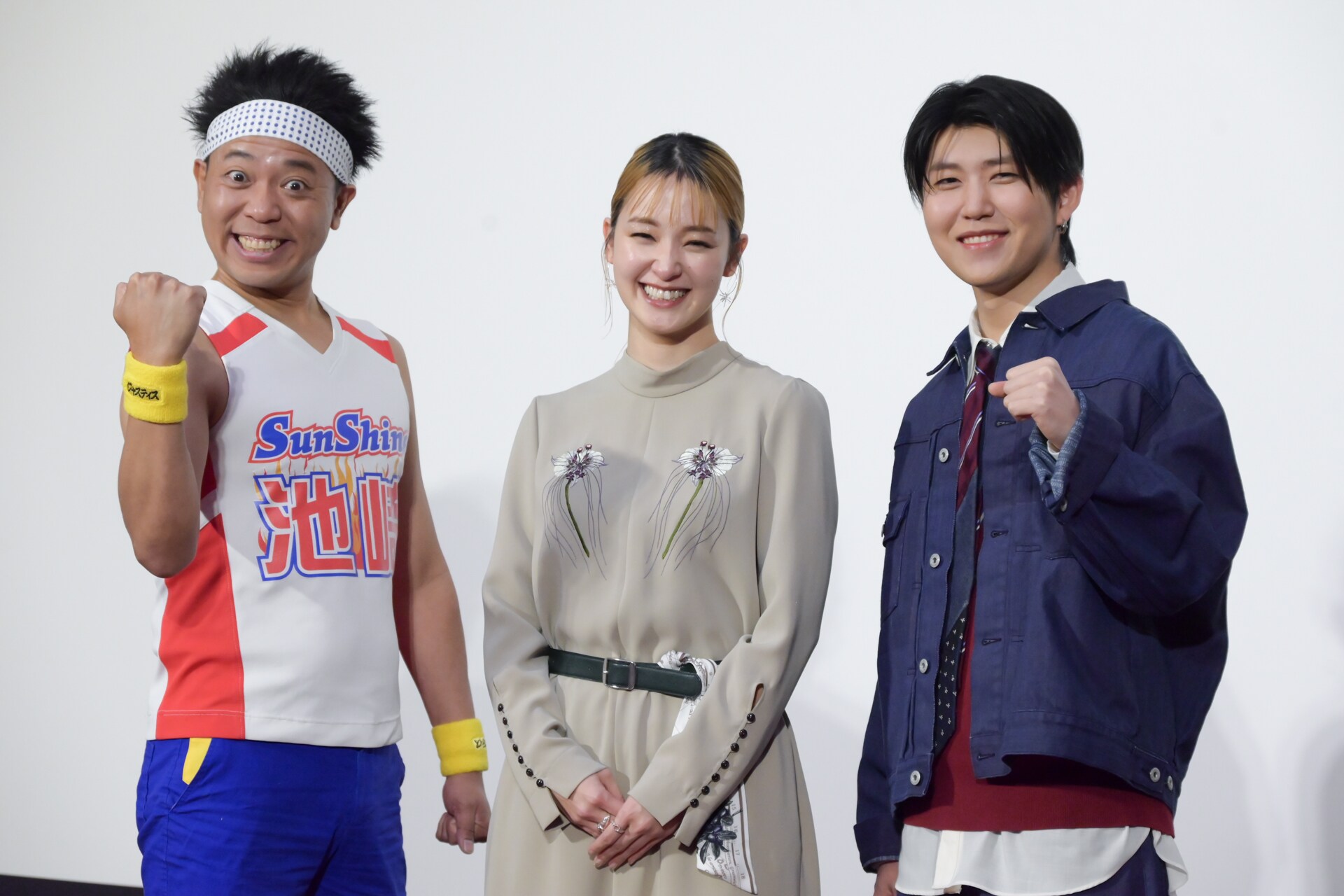 左からサンシャイン池崎、剛力彩芽、若井滉斗（Mrs. GREEN APPLE