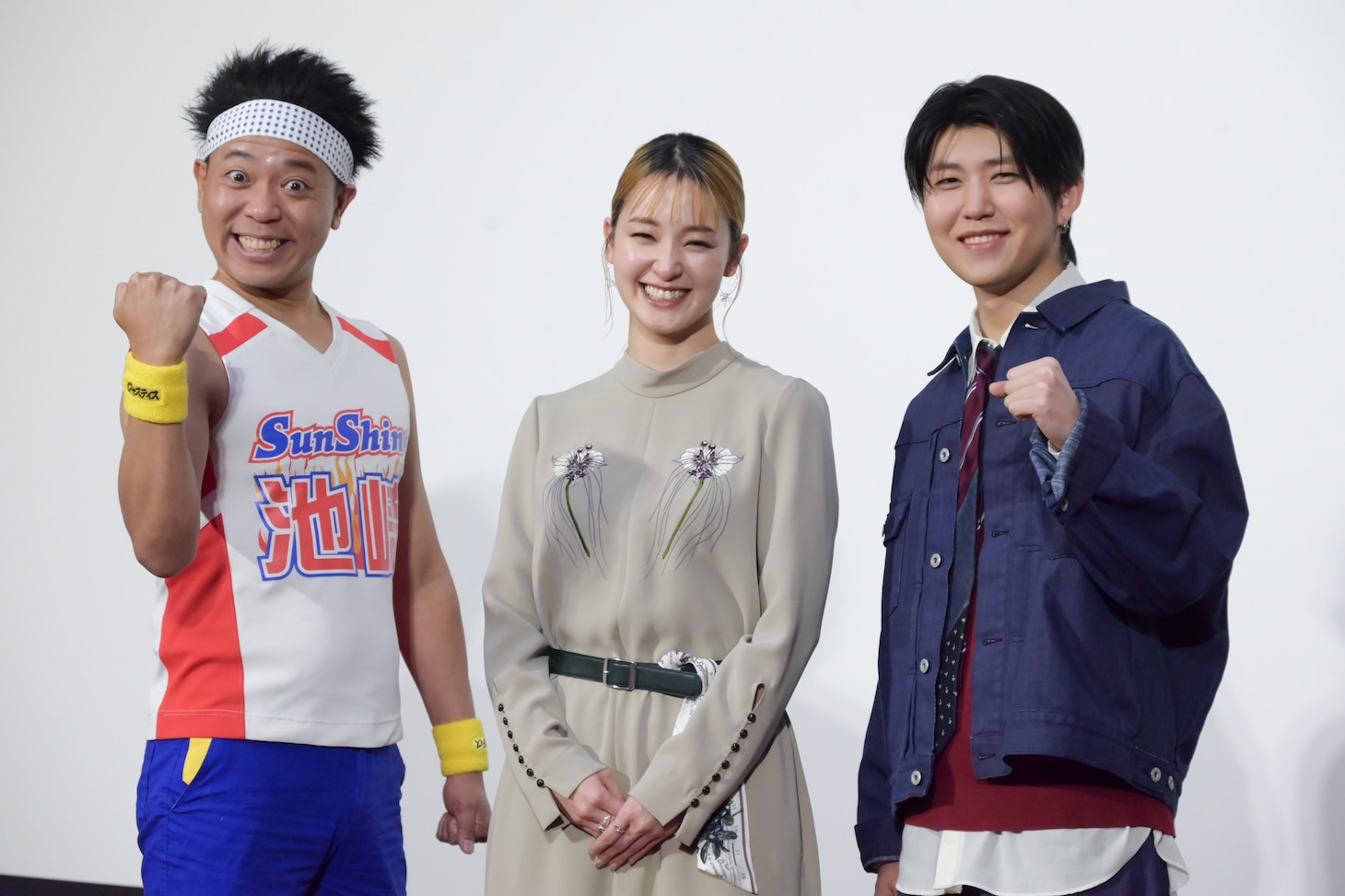 左からサンシャイン池崎、剛力彩芽、若井滉斗（Mrs. GREEN APPLE）。