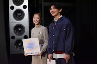 サンシャイン池崎のソロショット撮影を楽しそうに見る剛力彩芽と若井滉斗（Mrs. GREEN APPLE）。