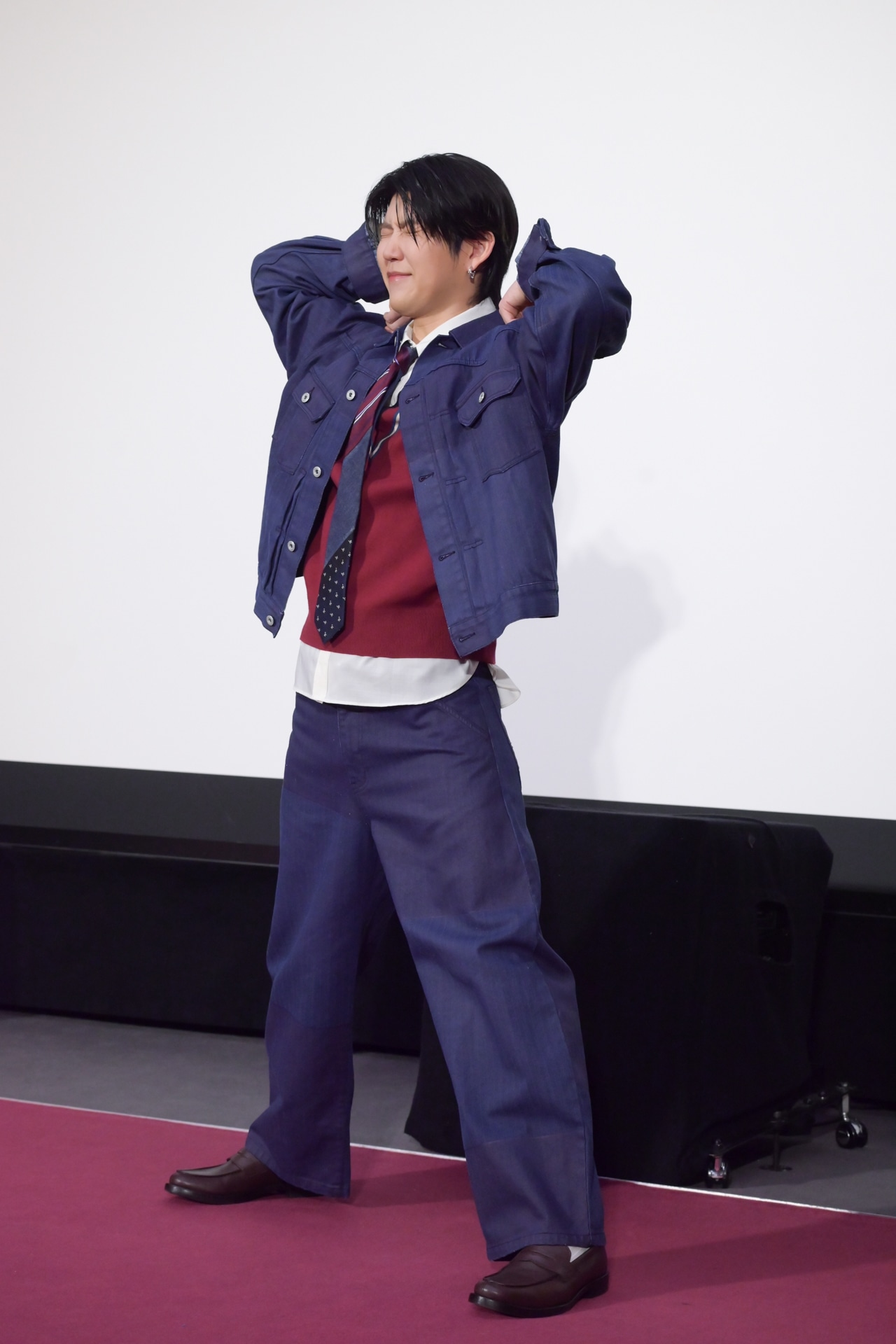 サンシャイン池崎の期待を受け、ポーズに気合いを入れる若井滉斗（Mrs. GREEN APPLE）。