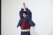 躍動感のあるポーズを求められた若井滉斗（Mrs. GREEN APPLE）。