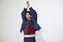 躍動感のあるポーズを求められた若井滉斗（Mrs. GREEN APPLE）。