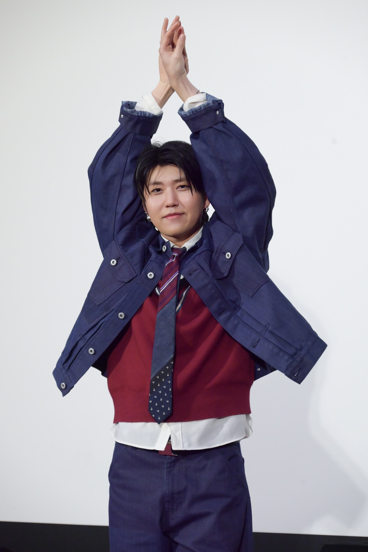 躍動感のあるポーズを求められた若井滉斗（Mrs. GREEN APPLE）。