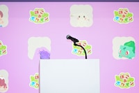 マイクの横にメタモン。