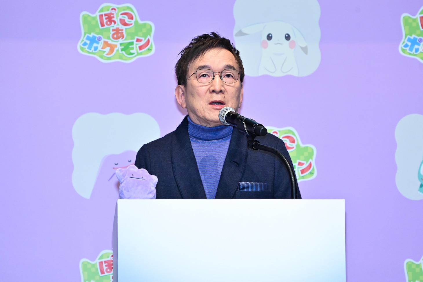 メタモンのカラーのハイネックを着て登場したポケモン代表取締役社⻑CEOの石原恒和氏。