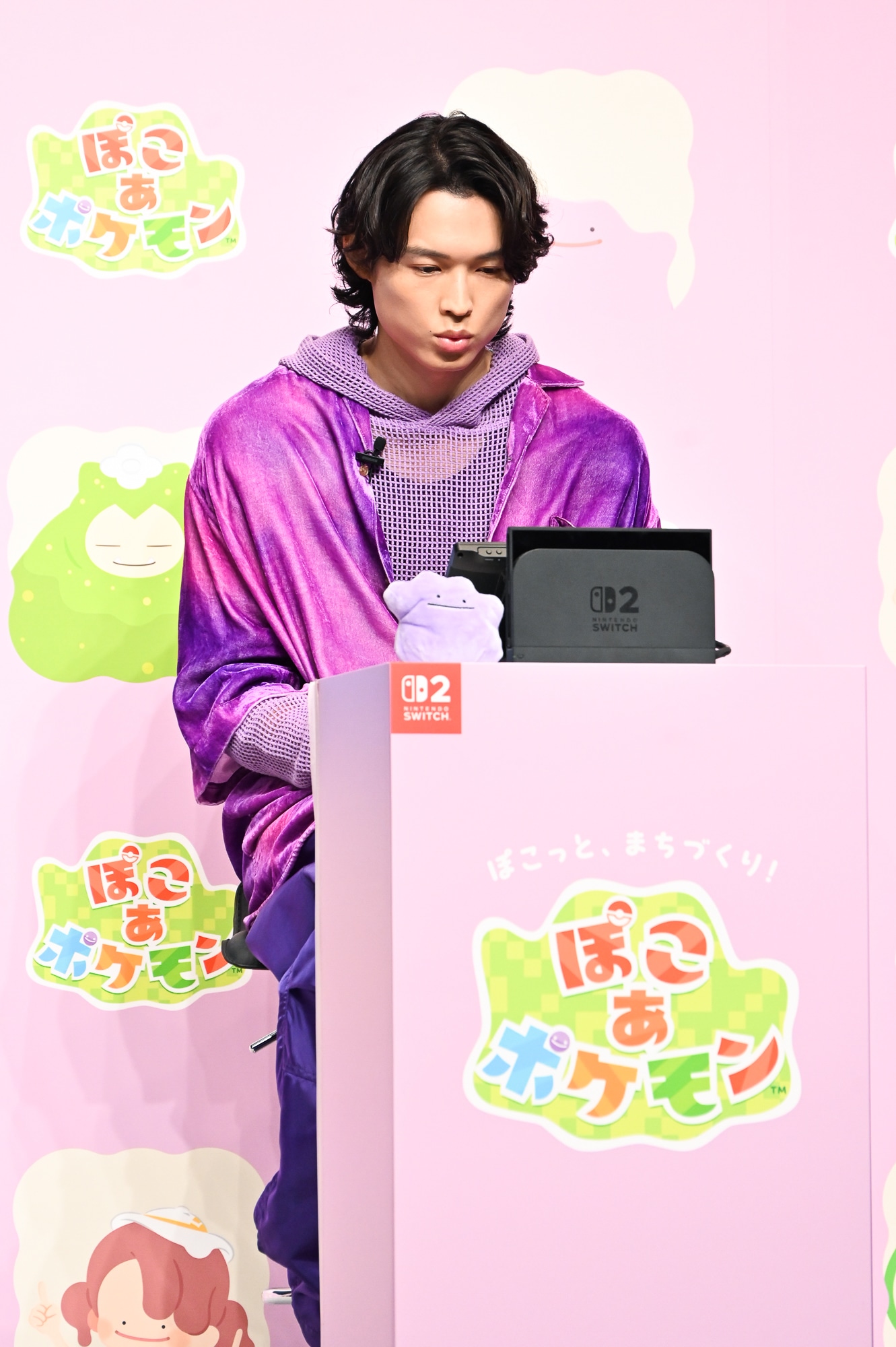 「ぽこ あ ポケモン」　に集中して口を突き出す松村北斗（SixTONES）。