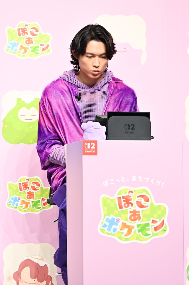 「ぽこ あ ポケモン」　に集中して口を突き出す松村北斗（SixTONES）。
