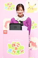 「ぽこ あ ポケモン」をプレイする指原莉乃。