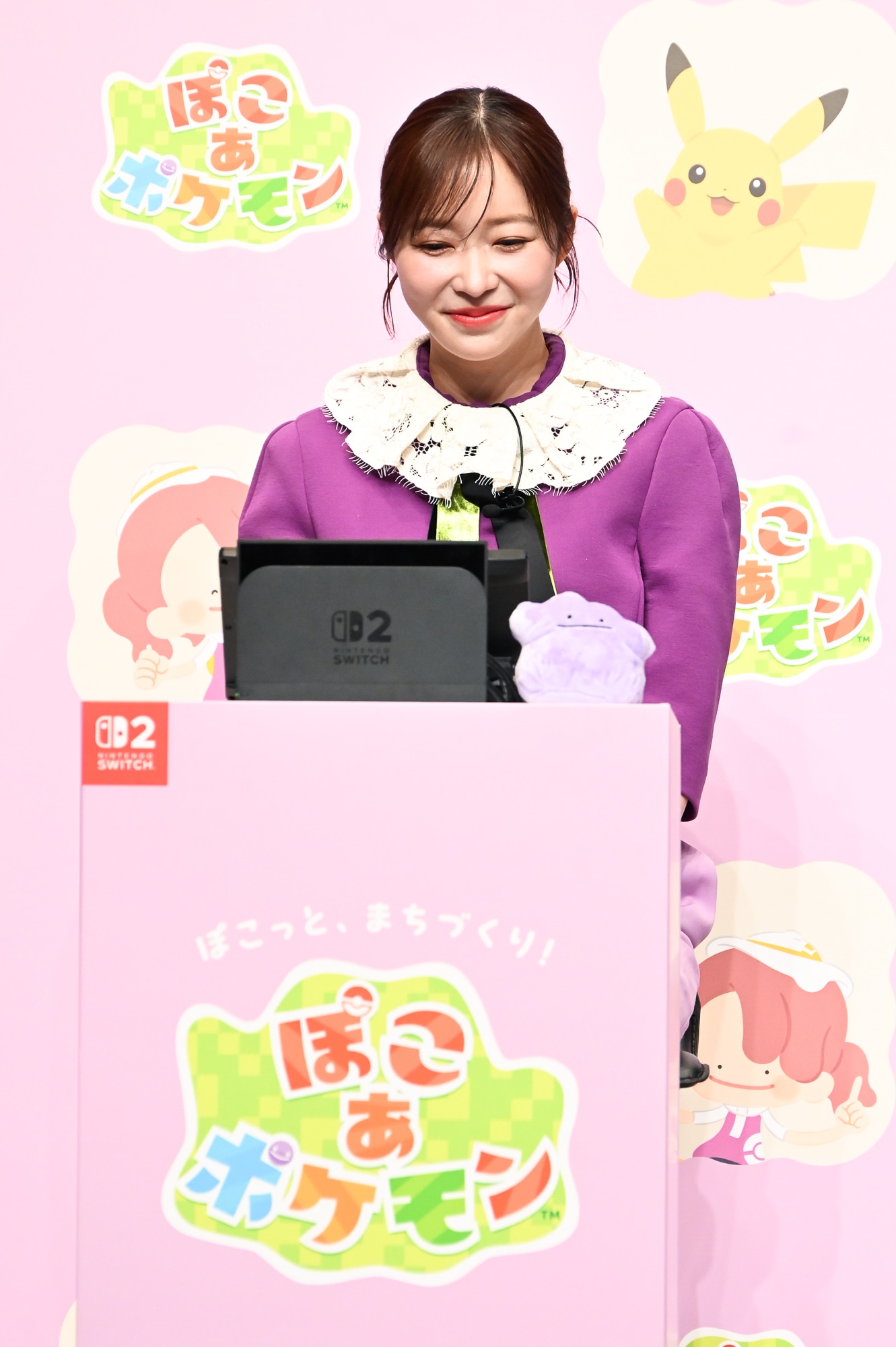 「ぽこ あ ポケモン」をプレイする指原莉乃。