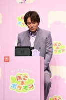 「ぽこ あ ポケモン」で遊ぶ狩野英孝。