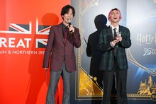 大笑いする佐久間大介と小野賢章。