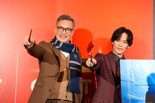 ジェームズ・ギボンズ氏、小野賢章。