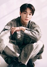 鶴房汐恩。「PRODUCE 101 JAPAN」を経て2020年にJO1のメンバーとしてデビュー。2025年12月にグループを離脱し、現在は「BONBON.」名義で音楽活動を行っている。