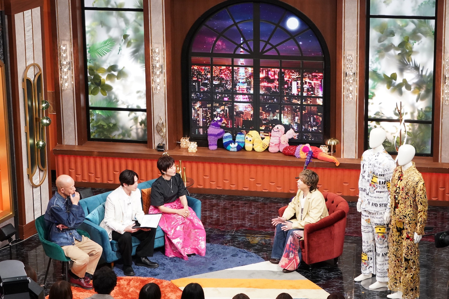 左から小峠英二、松下洸平、有働由美子、.ENDRECHERI.。©日本テレビ