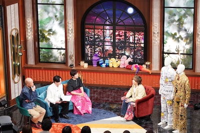 左から小峠英二、松下洸平、有働由美子、.ENDRECHERI.。©日本テレビ