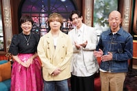 左から有働由美子、.ENDRECHERI.、松下洸平、小峠英二。©日本テレビ