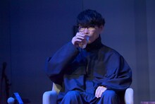 「碧 Ao」を飲む山口一郎（サカナクション）。