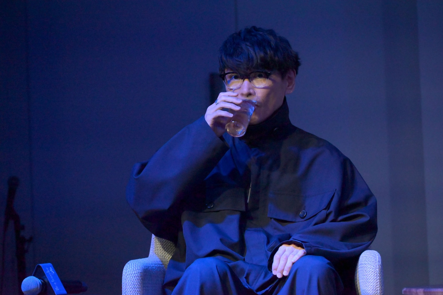 「碧 Ao」を飲む山口一郎（サカナクション）。