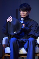 サウナハットを紹介する山口一郎（サカナクション）。