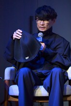 サウナハットを紹介する山口一郎（サカナクション）。