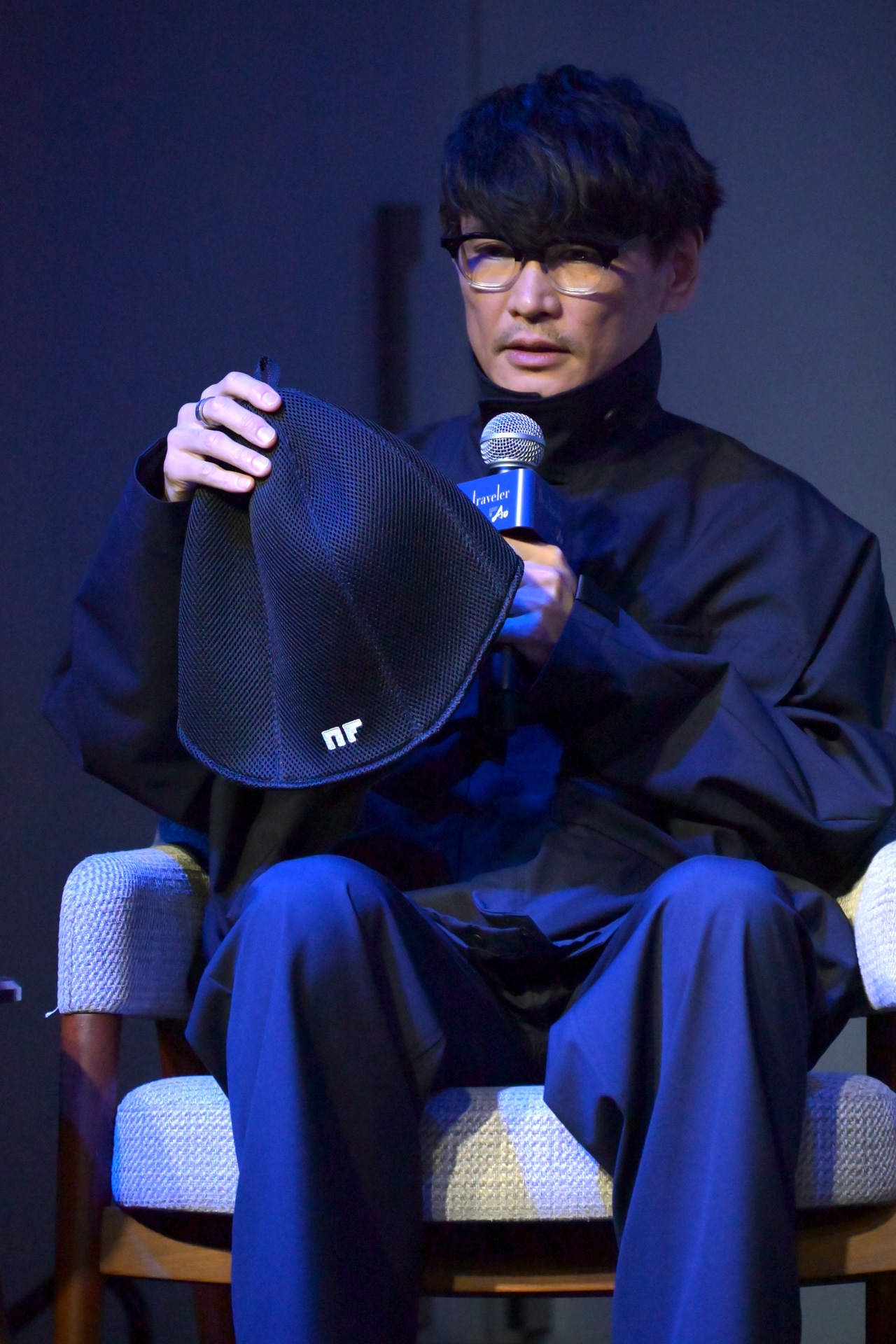 サウナハットを紹介する山口一郎（サカナクション）。