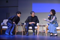 長井短（右）のiPodをのぞき込む山口一郎（サカナクション / 左）。