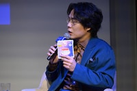 旅の必需品・めぐりズムを紹介する高比良くるま（令和ロマン）。