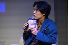 旅の必需品・めぐりズムを紹介する高比良くるま（令和ロマン）。