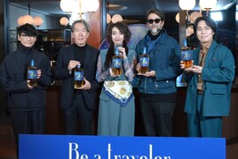 山口一郎がウイスキー「碧 Ao」の“旅人”に、令和くるまの“仕込み質問”に返した音楽制作の信条とは