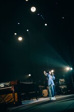 「TOMOO HALL TOUR 2025-2026 "DEAR MYSTERIES"」東京公演の様子。（Photo by Kana Tarumi.）