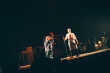 ドラを鳴らすTOMOO。（Photo by Kana Tarumi.）