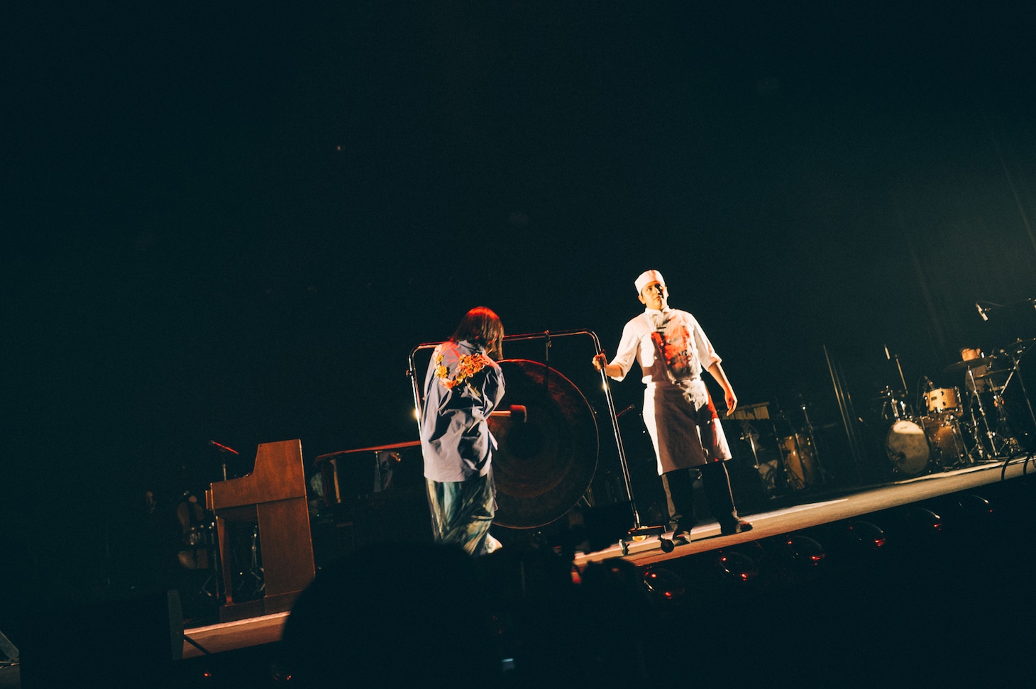 ドラを鳴らすTOMOO。（Photo by Kana Tarumi.）