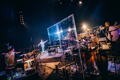 「TOMOO HALL TOUR 2025-2026 "DEAR MYSTERIES"」東京公演の様子。（Photo by Kana Tarumi.）