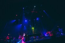 「TOMOO HALL TOUR 2025-2026 "DEAR MYSTERIES"」東京公演の様子。（Photo by Kana Tarumi.）