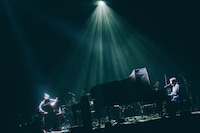 「TOMOO HALL TOUR 2025-2026 "DEAR MYSTERIES"」東京公演の様子。（Photo by Kana Tarumi.）