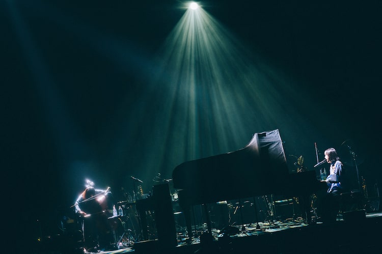 「TOMOO HALL TOUR 2025-2026 "DEAR MYSTERIES"」東京公演の様子。（Photo by Kana Tarumi.）