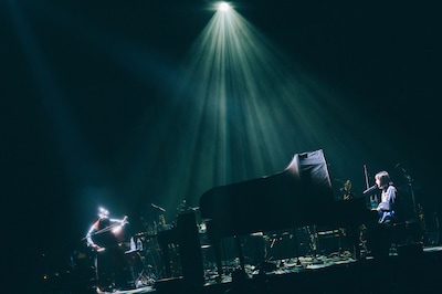 「TOMOO HALL TOUR 2025-2026 "DEAR MYSTERIES"」東京公演の様子。（Photo by Kana Tarumi.）