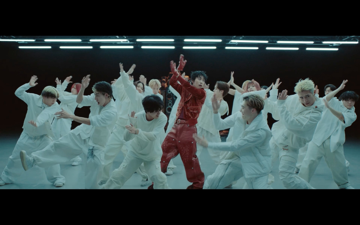 「Bassline」ミュージックビデオより。