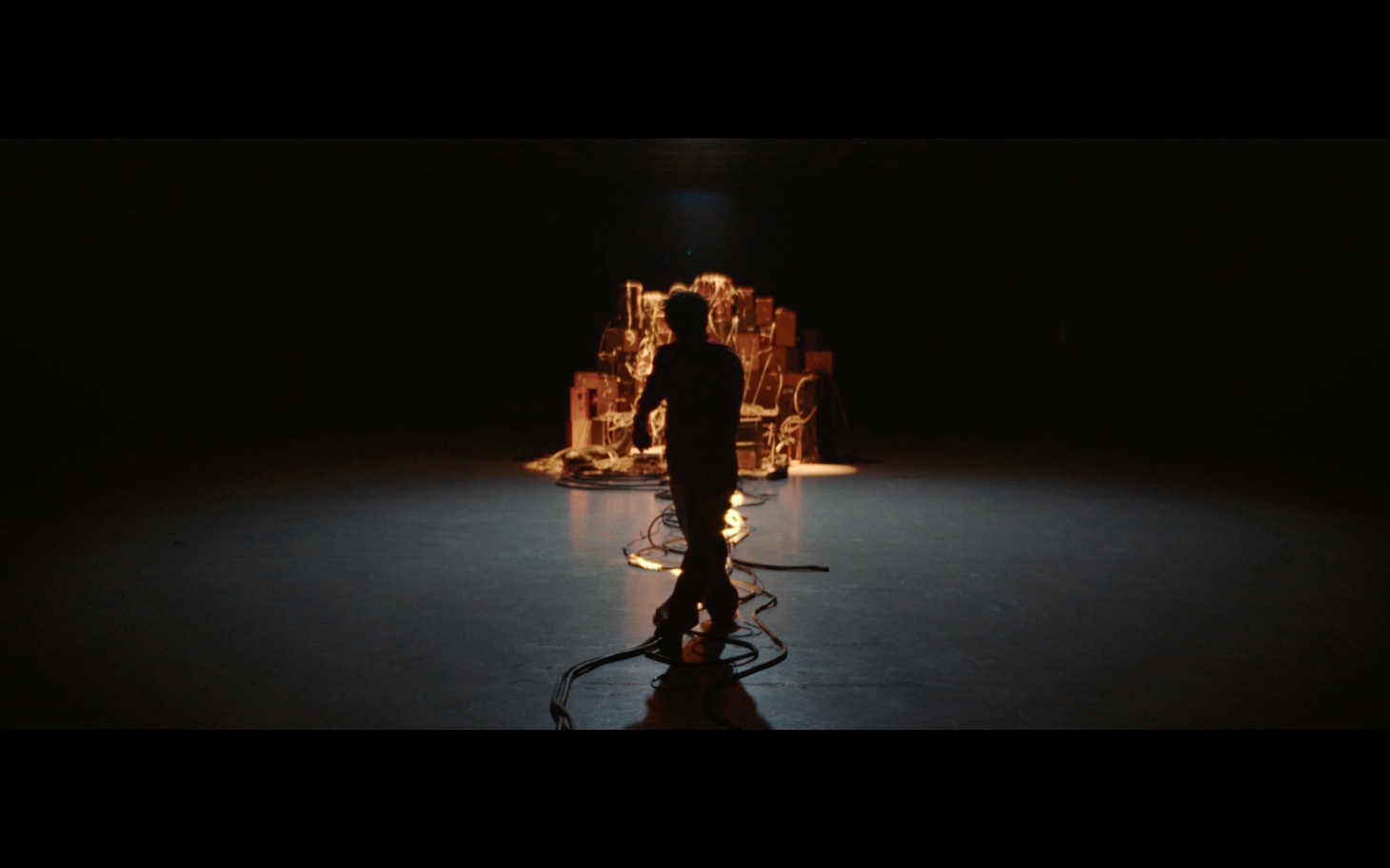 「Bassline」ミュージックビデオより。