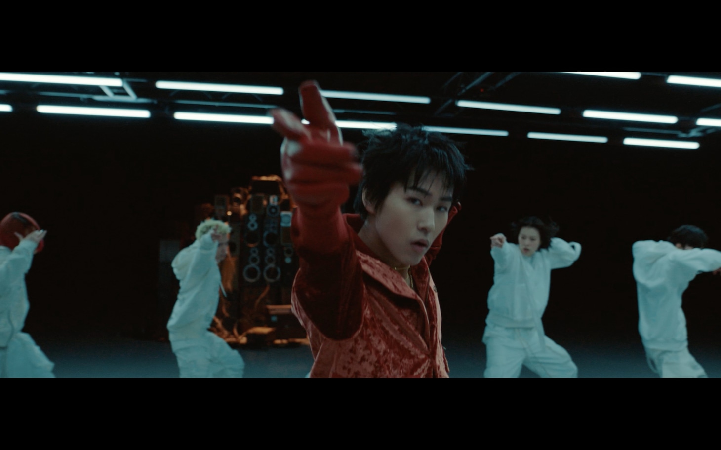 「Bassline」ミュージックビデオより。