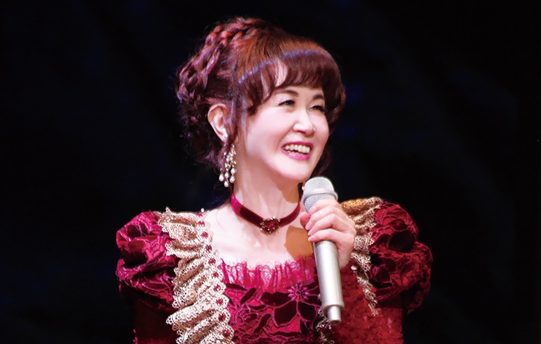 中島みゆき「夜会VOL.20『リトル・トーキョー』劇場版」のワンシーン。©2019 YAMAHA MUSIC ENTERTAINMENT HOLDINGS, INC.