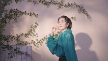 坂本冬美「遠い昔の恋の歌」MVのワンシーン。