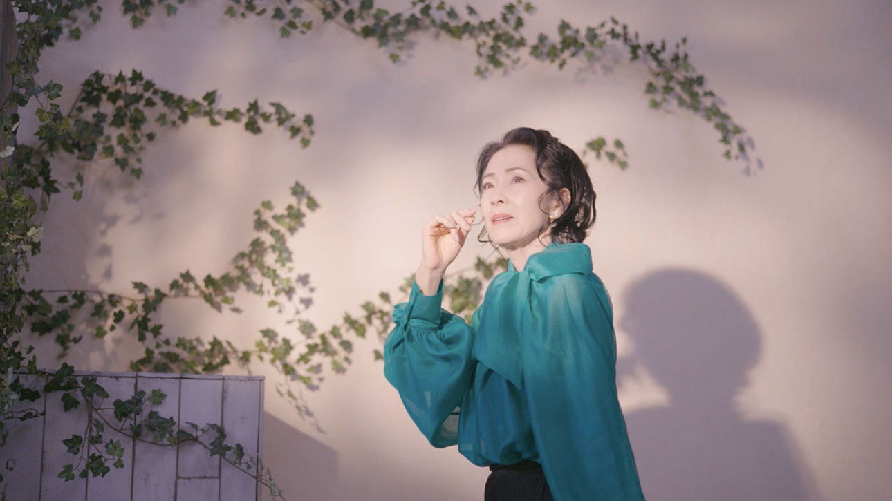 坂本冬美「遠い昔の恋の歌」MVのワンシーン。