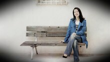 坂本冬美「遠い昔の恋の歌」MVのワンシーン。17年前の坂本冬美がAI技術によって登場。