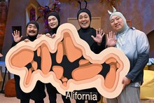 左から鈴木もぐら、深澤辰哉、有田哲平、兎。