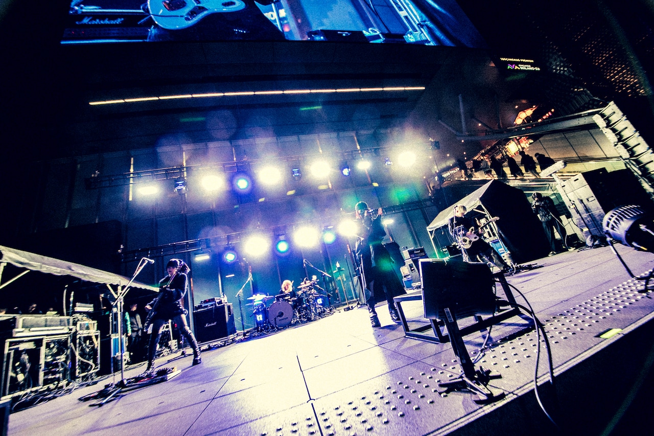 CLAN QUEEN歌舞伎町フリーライブに4000人集結、新曲初披露＆メジャー移籍発表とサプライズ満載