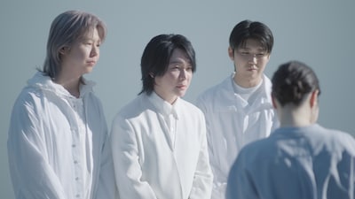 Mrs. GREEN APPLEと浜辺美波が出演する「FANCL SKIN PATCH」新テレビCMより。