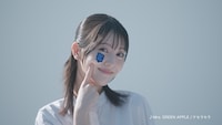 Mrs. GREEN APPLEと浜辺美波が出演する「FANCL SKIN PATCH」新テレビCMより。