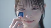 Mrs. GREEN APPLEと浜辺美波が出演する「FANCL SKIN PATCH」新テレビCMより。