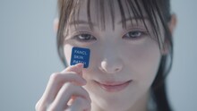 Mrs. GREEN APPLEと浜辺美波が出演する「FANCL SKIN PATCH」新テレビCMより。